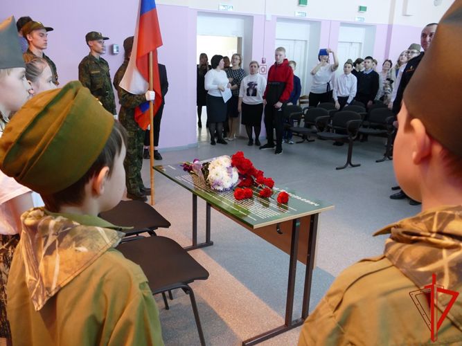 Парту Героя в память о погибшем воине правопорядка открыли в Томской области (видео)