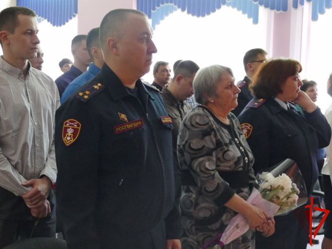 Парту Героя в память о погибшем воине правопорядка открыли в Томской области (видео)