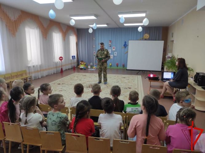 В Томской области инспекторы ВАИ Росгвардии рассказали детям о правилах дорожного движения