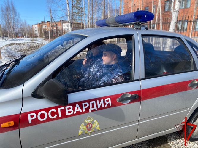 В Томской области сотрудники Росгвардии задержали мужчину, незаконно проникшего в охраняемую квартиру 