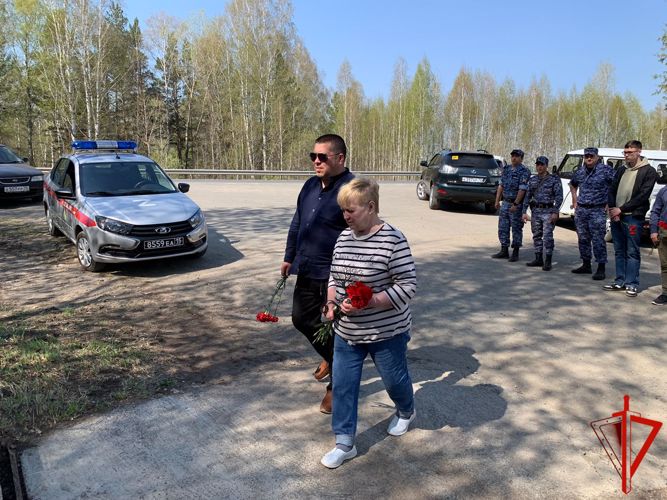 Память погибших сослуживцев почтили росгвардейцы в Томске