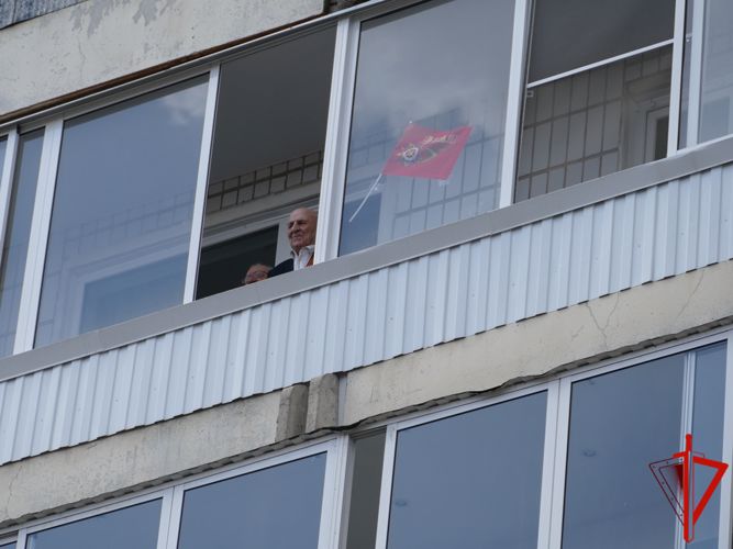 «Парад у дома ветерана» провели росгвардейцы в Томске (видео)