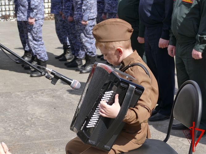 «Парад у дома ветерана» провели росгвардейцы в Томске (видео)