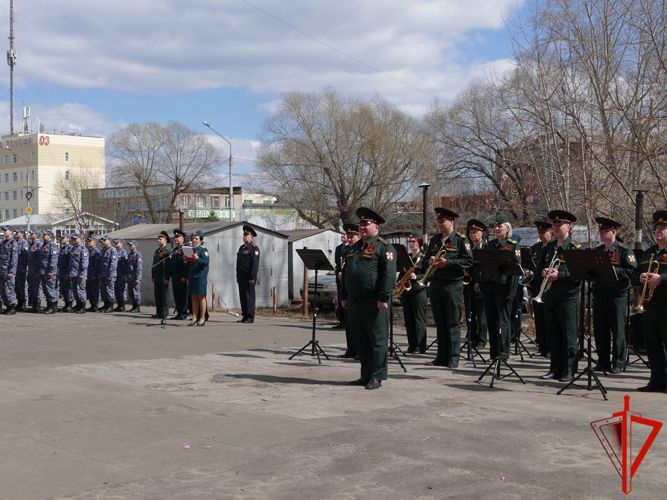 «Парад у дома ветерана» провели росгвардейцы в Томске (видео)