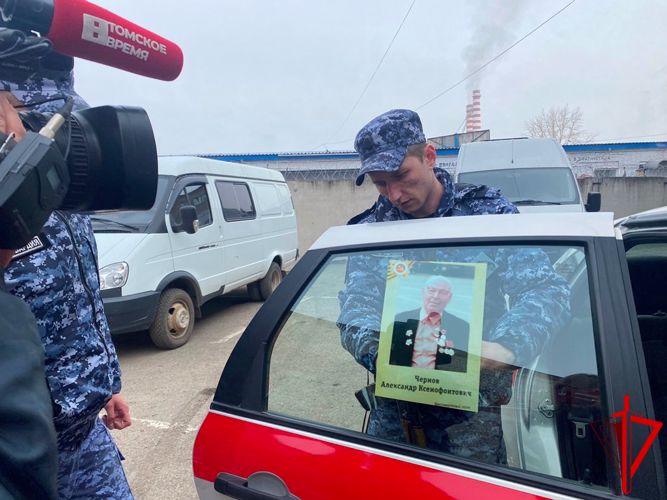 Росгвардейцы поддержали Всероссийскую акцию «Бессмертный автополк» в Томской области (видео)
