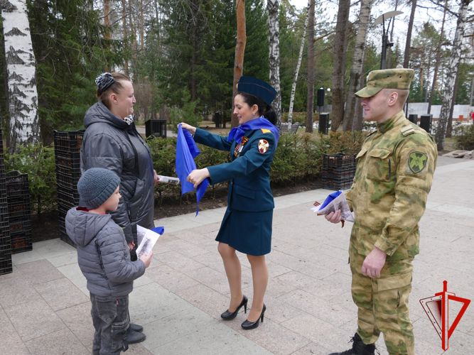 Росгвардейцы организовали патриотическую акцию «Синий платочек» в Томске