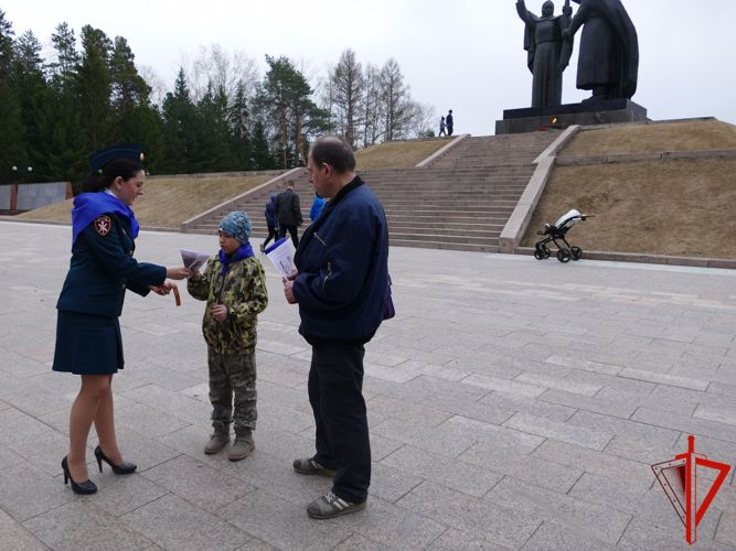 Росгвардейцы организовали патриотическую акцию «Синий платочек» в Томске