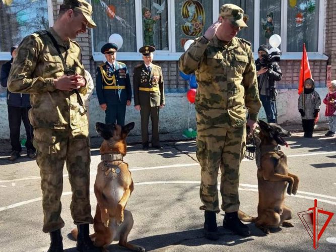 Росгвардейцы в Томской области принимают участие в патриотических акциях накануне Дня Победы
