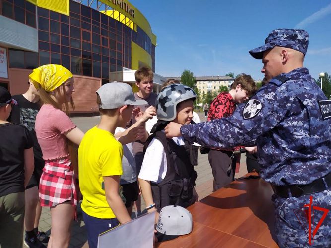 Праздник детства организовали росгвардейцы для детей в Томской области