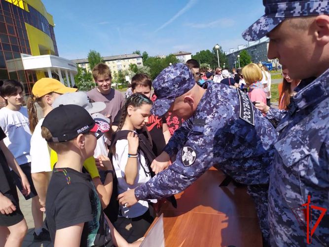 Праздник детства организовали росгвардейцы для детей в Томской области