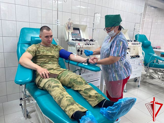 В преддверии Всемирного дня донора росгвардейцы из Томска пополнили банк крови (видео)