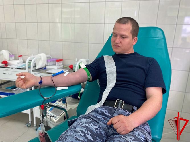 В преддверии Всемирного дня донора росгвардейцы из Томска пополнили банк крови (видео)