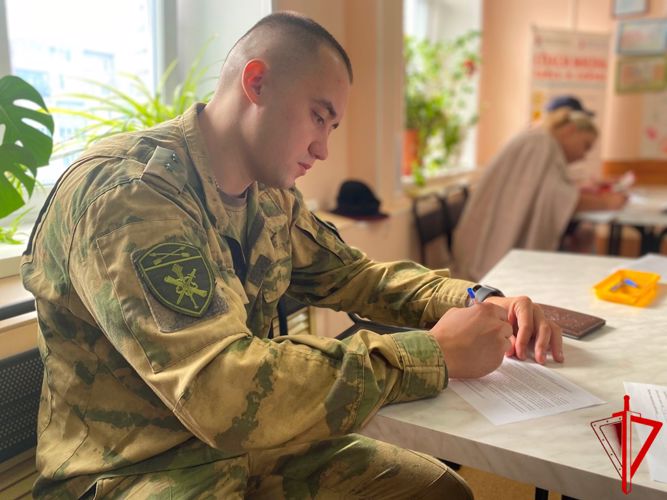 В преддверии Всемирного дня донора росгвардейцы из Томска пополнили банк крови (видео)