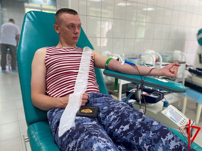В преддверии Всемирного дня донора росгвардейцы из Томска пополнили банк крови (видео)