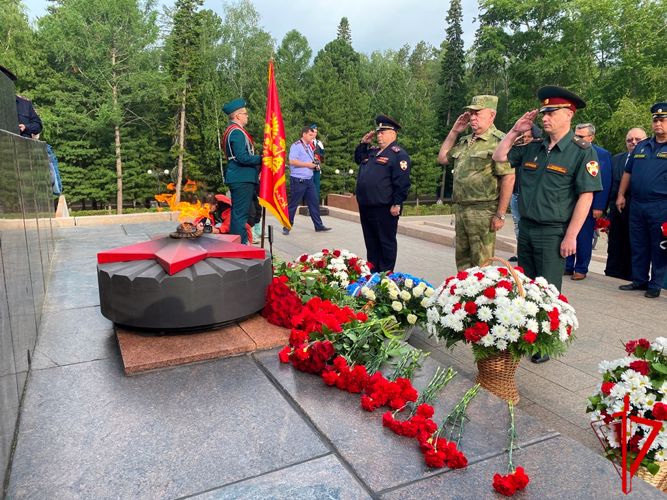 В Томской области сотрудники и военнослужащие Росгвардии почтили память павших героев Великой Отечественной войны (видео)