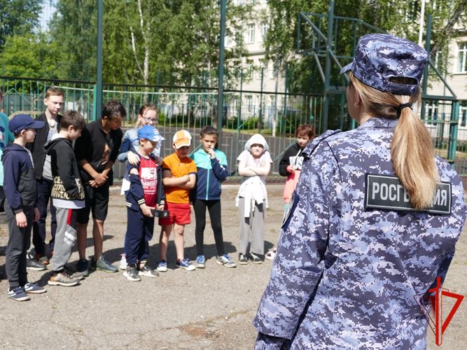 Акция «Добрые дела с Росгвардией» прошла в томском Центре помощи детям (видео)