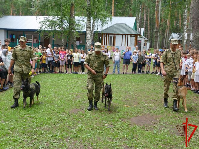 Школьники Томской области проводят каникулы с Росгвардией (видео)