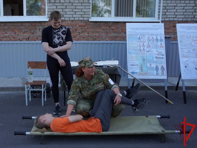 Росгвардейцы провели занятия по требованиям безопасности для студентов Северского промышленного колледжа 