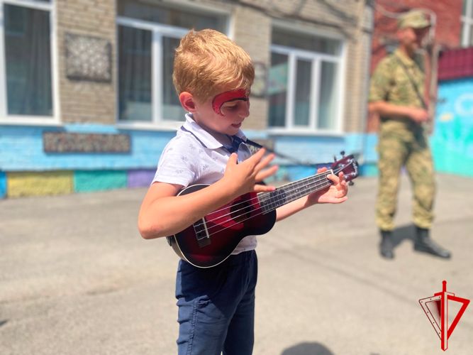 Росгвардейцы в Томске навестили подшефный детский дом (видео)