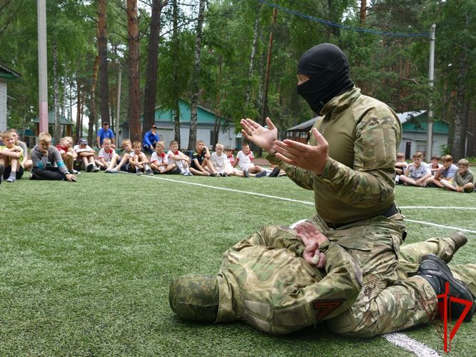 Школьники Томской области проводят каникулы с Росгвардией (видео)