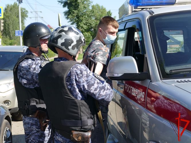 Сотрудники вневедомственной охраны Росгвардии провели учебную тренировку на охраняемом объекте в Томске (видео)