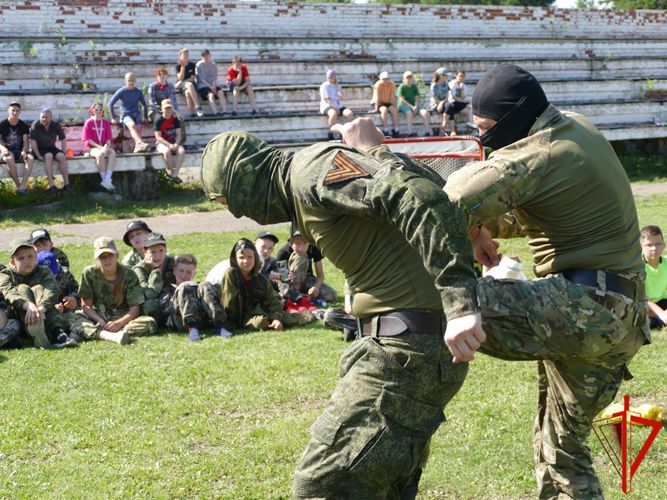 В Томской области акция «Каникулы с Росгвардией» прошла в детском оздоровительном лагере «Огонек» (видео)