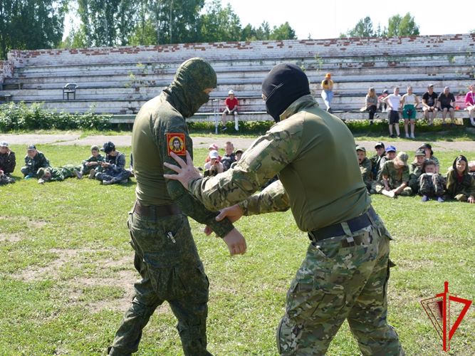 Томские росгвардейцы провели урок безопасности для воспитанников ВСК "Гроза" в рамках акции "Каникулы с Росгвардией"