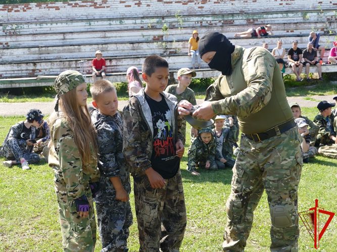В Томской области акция «Каникулы с Росгвардией» прошла в детском оздоровительном лагере «Огонек» (видео)