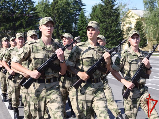 В Томской области военнослужащие по призыву торжественно приняли присягу