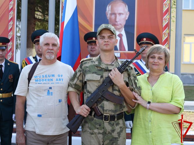 В Томской области военнослужащие по призыву торжественно приняли присягу