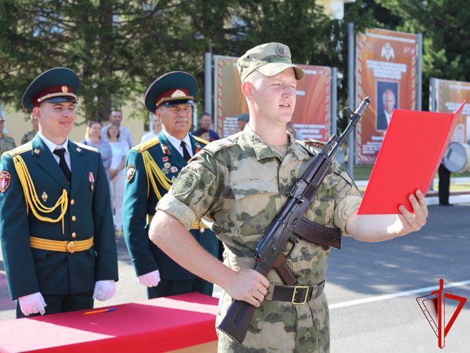 В Томской области военнослужащие по призыву торжественно приняли присягу