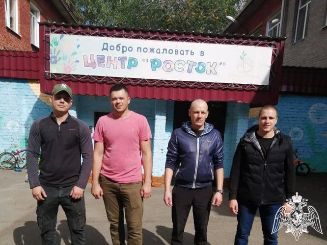 Росгвардейцы благоустроили игровую площадку в подшефном детском доме в Томске