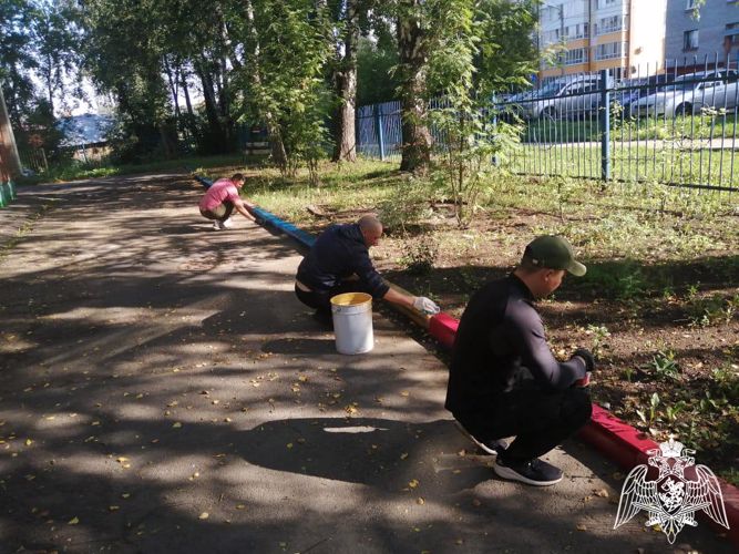Росгвардейцы благоустроили игровую площадку в подшефном детском доме в Томске