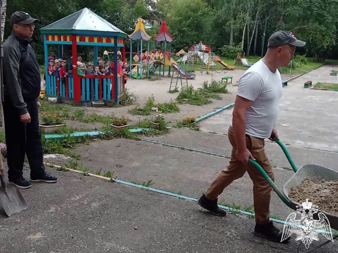 Росгвардейцы благоустроили игровую площадку в подшефном детском доме в Томске