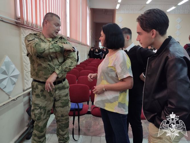 Медик Росгвардии провел мастер-класс по оказанию первой помощи для студентов из Томской области