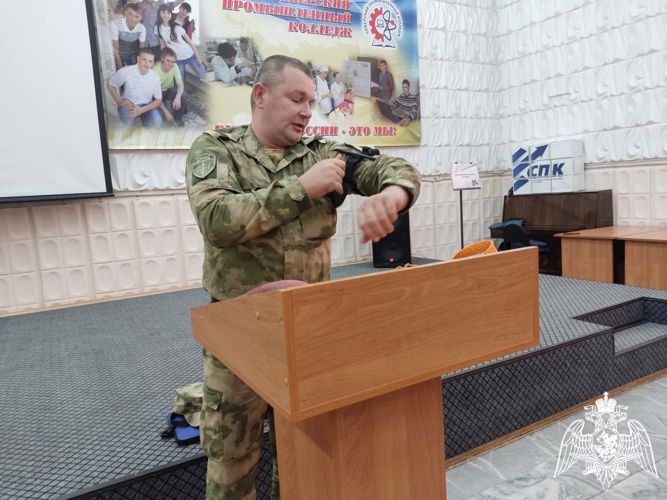 Медик Росгвардии провел мастер-класс по оказанию первой помощи для студентов из Томской области