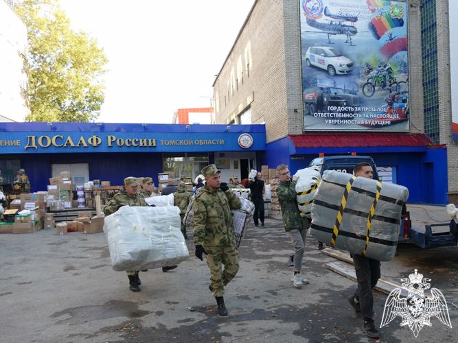 Помощь в погрузке гуманитарной помощи на Донбасс оказала Росгвардия в Томской области (видео)