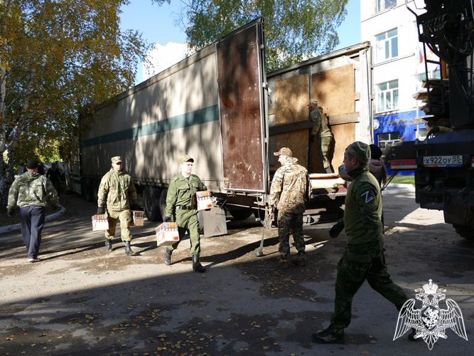 Помощь в погрузке гуманитарной помощи на Донбасс оказала Росгвардия в Томской области (видео)