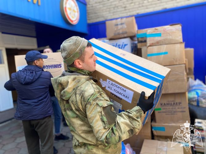 Помощь в погрузке гуманитарной помощи на Донбасс оказала Росгвардия в Томской области (видео)