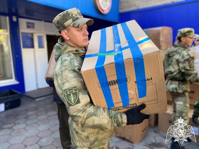Помощь в погрузке гуманитарной помощи на Донбасс оказала Росгвардия в Томской области (видео)