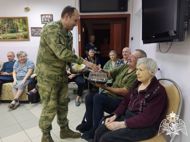 Росгвардейцы в Томской области поздравили пожилых людей с праздником