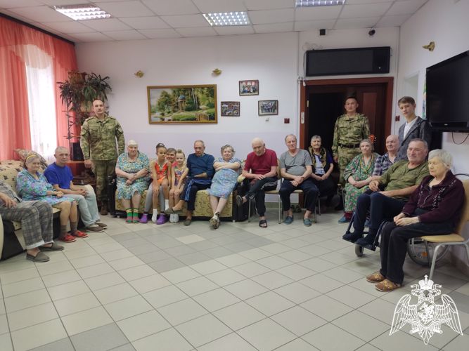 Росгвардейцы в Томской области поздравили пожилых людей с праздником