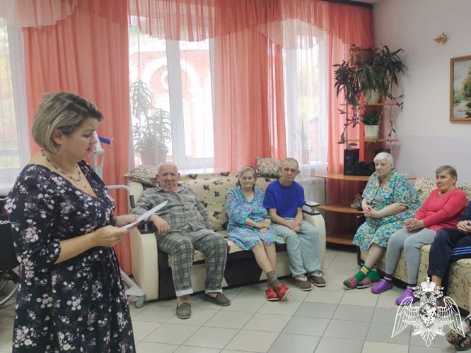Росгвардейцы в Томской области поздравили пожилых людей с праздником