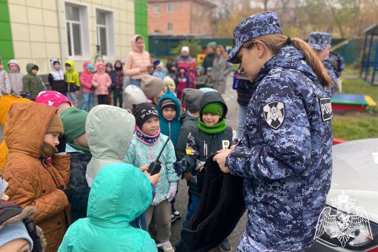 Росгвардейцы встретились с томскими дошколятами (видео)
