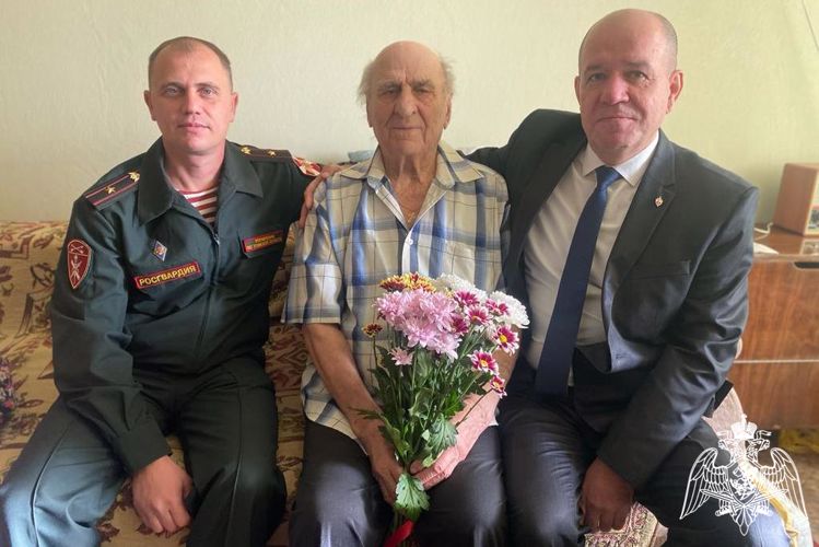 С 97-летием ветерана Великой Отечественной войны поздравила Росгвардия в Томске (видео)