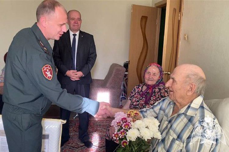С 97-летием ветерана Великой Отечественной войны поздравила Росгвардия в Томске