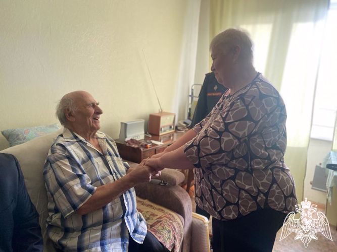 С 97-летием ветерана Великой Отечественной войны поздравила Росгвардия в Томске (видео)