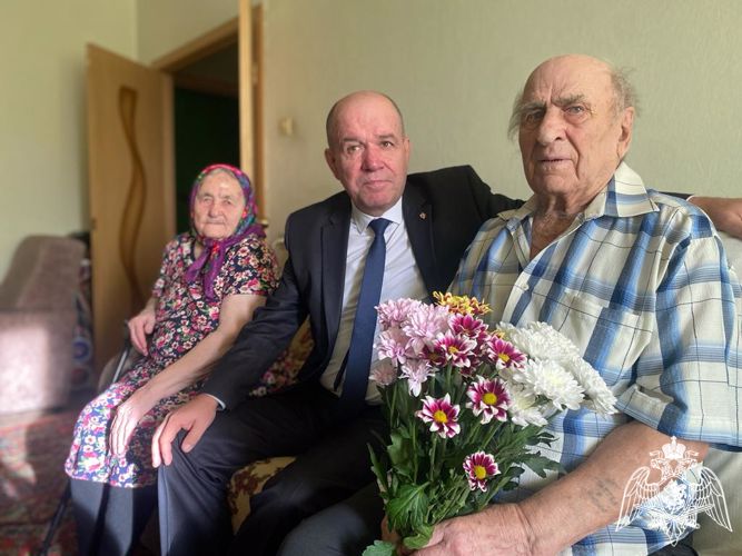 С 97-летием ветерана Великой Отечественной войны поздравила Росгвардия в Томске (видео)