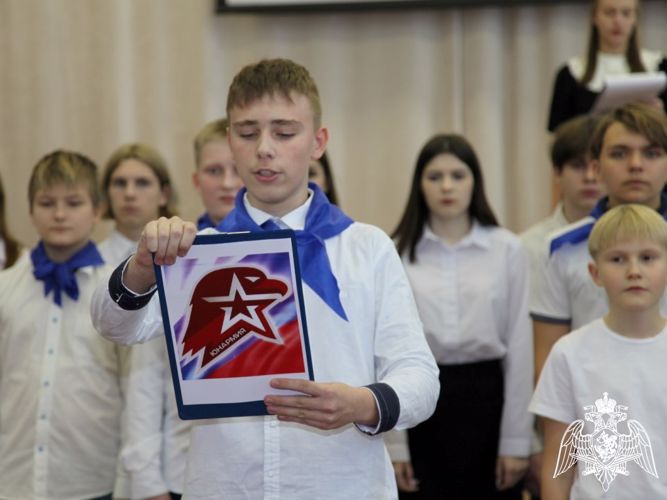 Военнослужащие Северского соединения Росгвардии стали почетными гостями церемонии посвящения школьников в Юнармию