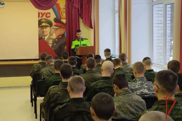 Инспекторы ВАИ Росгвардии в Томской области рассказали детям о правилах дорожного движения на дороге
